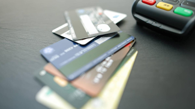 Tarjetas de Crédito de Casas Comerciales en Chile: Un Análisis de Falabella, Paris y Ripley